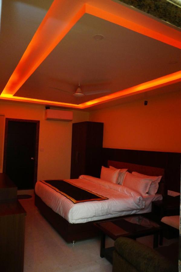 ורנאסי Hotel Shivoy Grand מראה חיצוני תמונה