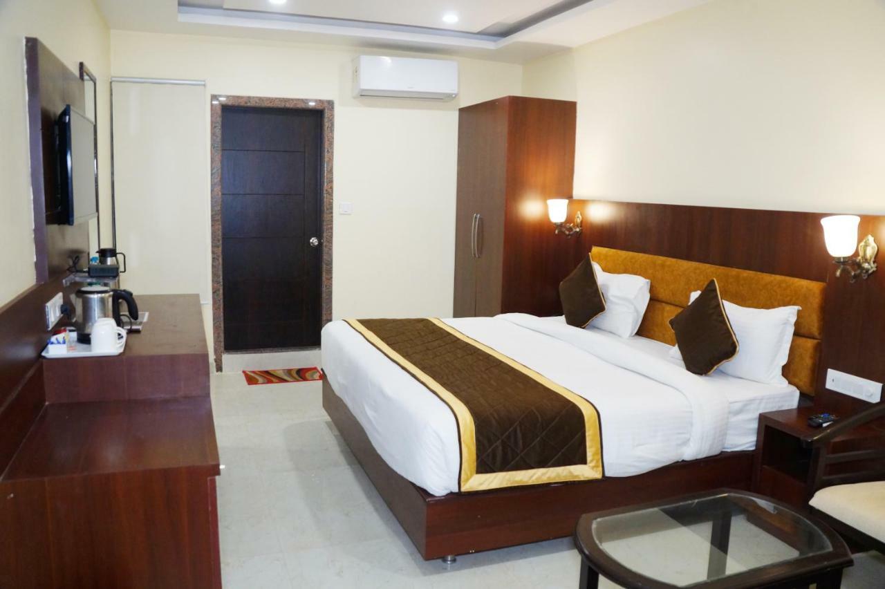 ורנאסי Hotel Shivoy Grand מראה חיצוני תמונה