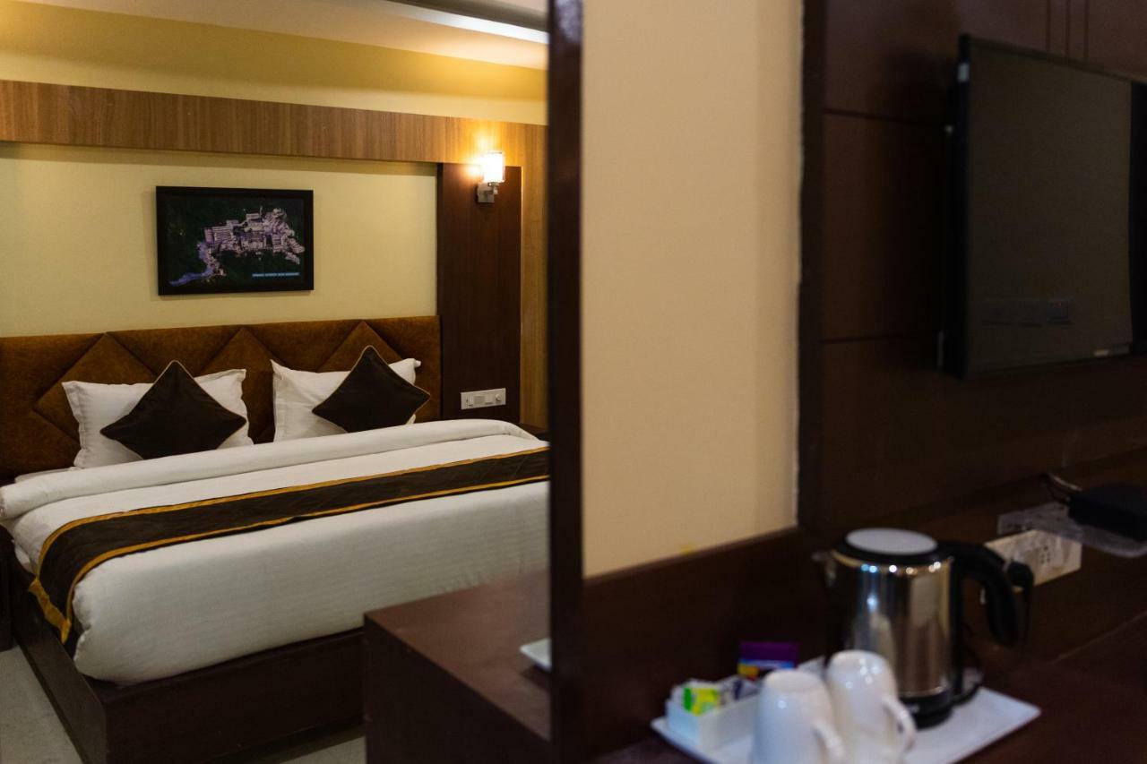 ורנאסי Hotel Shivoy Grand מראה חיצוני תמונה